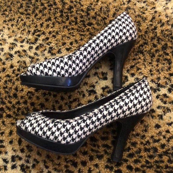 Madden Girl Houndstooth black heels π red insides size 7 1/2 - Picture 7 of 8